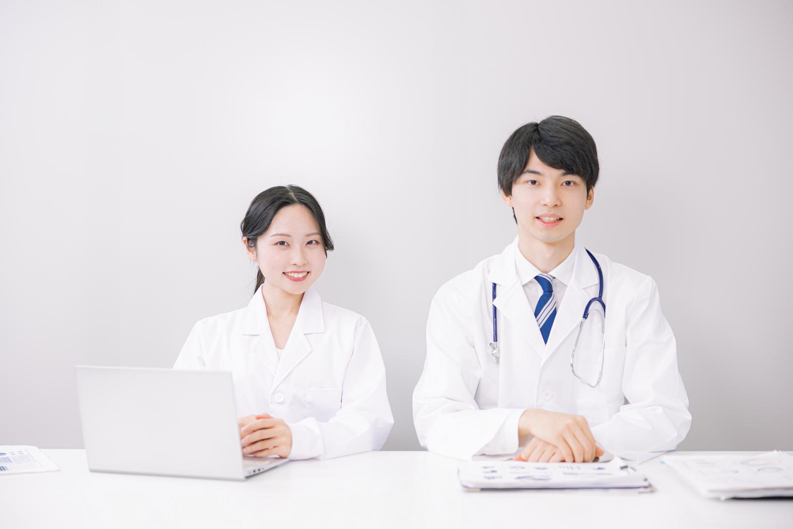 医療・介護の相談場面を想起させる日本人スタッフのイメージ