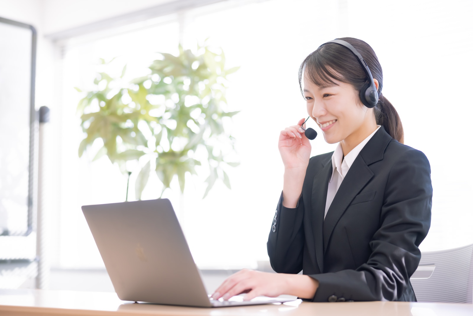 相談対応を行う日本人スタッフのイメージ